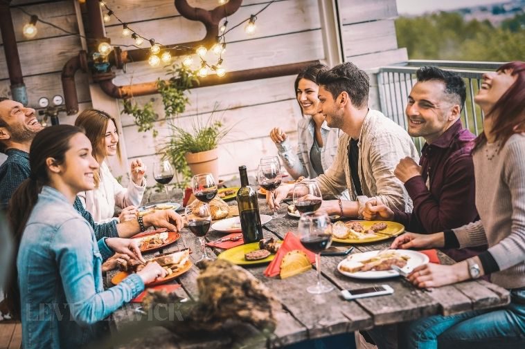5 Grand Tips for Throwing a Classy Backyard Dinner Party